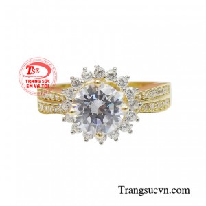 Nhẫn nữ vàng ánh dương dễ dàng kết hợp với nhiều kiểu trang phục khác nhau. 