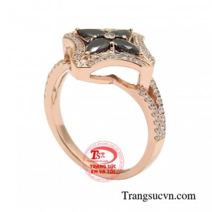 Trang sức vàng hồng hiện đang làm mưa làm gió được giới trẻ đặc biệt ưa chuộng.