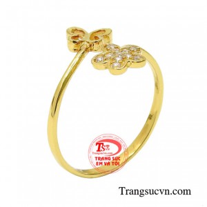 Nhẫn nữ vàng sắc xuân được lấy cảm hứng từ những khung cảnh muôn hoa khoe sắc, bướm bay ngập trời của mùa xuân.