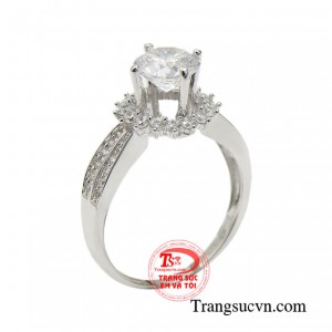 Nhẫn nữ vàng trắng ánh dương được lấy cảm hứng từ vẻ đẹp của mặt trời rực rỡ.