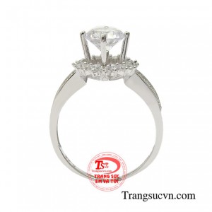 Sản phẩm được chế tác trên chất liệu vàng 18k thiết kế Korea.