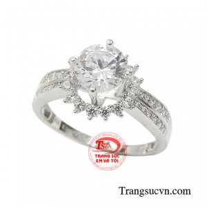 Nhẫn nữ vàng trắng ánh dương thích hợp với mọi độ tuổi, mọi kiểu trang phục khác nhau.