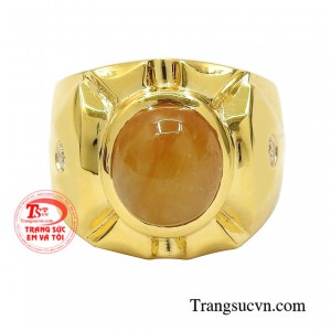 Chiếc nhẫn được chế tác từ đá sapphire thiên nhiên cùng với vàng 18k chất lượng.