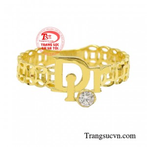 Chiếc nhẫn được chế tác hình kim tiền nối liền nhau tượng trưng cho tài lộc, thịnh vượng.