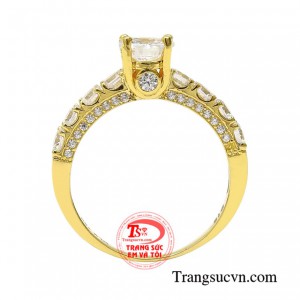 Từng đường nét của chiếc nhẫn được người thợ hoàn kim chế tác một cách tỉ mỉ tạo điểm nhấn cho người đeo.