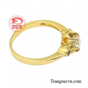 Với chiếc nhẫn này các cô gái có thể thỏa sức phối cùng với nhiều bộ đồ khác nhau mà vẫn rất hợp thời trang.