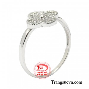 Nhẫn vàng trắng cỏ bốn lá kiểu dáng xinh xắn điểm xuyến đôi tay của các nàng thêm phần thanh thoát.