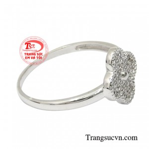 Nhẫn nữ cỏ bốn lá may mắn sẽ là sự lựa chọn tuyệt vời cho những cô nàng dễ thương.