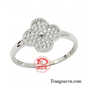 Nhẫn vàng trắng cỏ bốn lá ấn tượng.