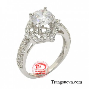 Chiếc nhẫn vàng trắng thiết kế tinh xảo phù hợp phong cách trẻ trung, hiện đại của phái đẹp