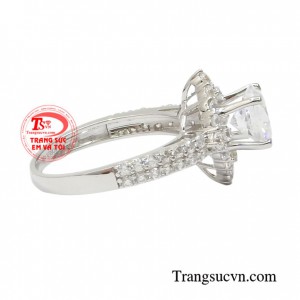 Nhẫn nữ vàng trắng là món quà tuyệt vời cho người bạn yêu thương