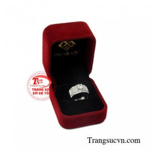 Nhẫn vàng trắng mạnh mẽ đảm bảo uy tín.