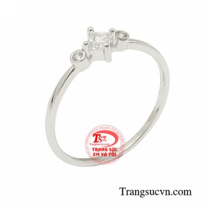 Đeo chiếc nhẫn vàng trắng trên tay giúp phái đẹp thêm nổi bật, sang trọng và cá tính