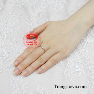 Nhẫn vàng trắng may mắn là món quà tuyệt vời cho người bạn yêu thương