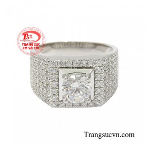 Với chiếc nhẫn nam này cũng giúp cho phái mạnh dễ dàng kết hợp với nhiều phong cách thời trang và trang phục