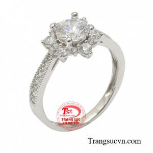 Với phái đẹp thì trang sức là một trong những phụ kiện không thể thiếu và nhẫn vàng trắng là một trong số đó