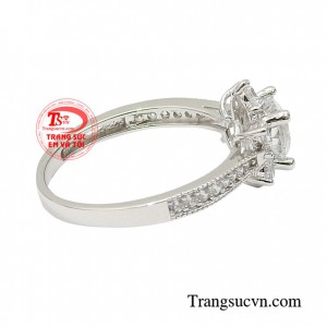 Chiếc nhẫn với đường nét chế tác độc đáo luôn là món quà được nữ giới đặc biệt mong chờ