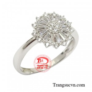 Chiếc nhẫn vàng trắng kiểu dáng xinh xắn giúp cho đôi bàn tay của các nàng thêm phần thanh thoát, khẳng định dấu ấn riêng cho bản thân.