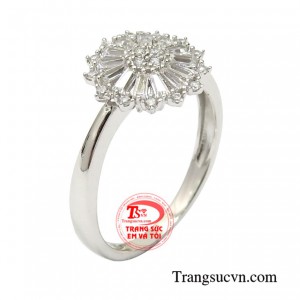 Nhẫn vàng trắng yêu kiều là biểu tượng sắc đẹp, trí thông minh giúp các quý cô luôn tỏa sáng.