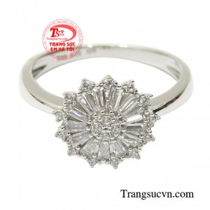 Không chỉ là món đồ trang sức bình thường, nhẫn nữ vàng này còn giúp người dùng thể hiện phong cách và tạo thiện cảm với người khác phái.