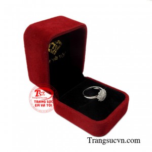 Nhẫn vàng trắng yêu kiều chất lượng.