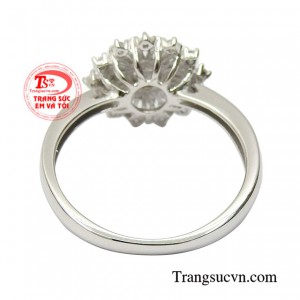 Nhẫn vàng trắng yêu kiều giao hàng tận nơi.