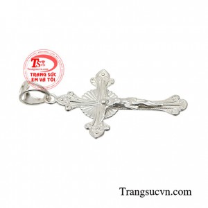 Mặt dây thánh giá có thể kết hợp với dây chuyền bạc hoặc dây da sẽ cực kỳ ấn tượng.