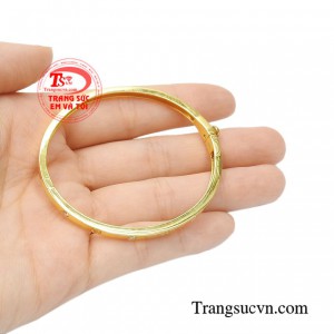 Chiếc vòng tay này cũng dễ dàng kết hợp với nhiều kiểu trang phục tạo nên nét riêng cho người đeo