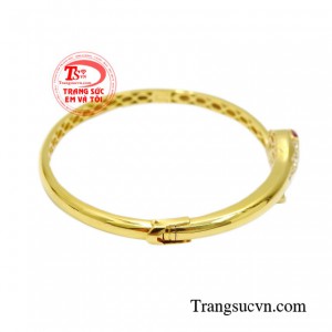 Vòng tay là món trang sức không thể thiếu của phái đẹp, giúp các quý cô luôn cuốn hút và nổi bật