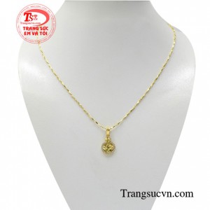 Bộ dây chuyền nữ vàng thời trang chế tác tinh xảo, kết hợp giữa dây chuyền và mặt dây xinh xắn