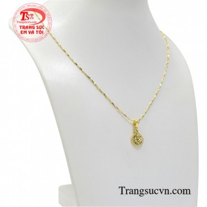 Sản phẩm cũng dễ dàng kết hợp với nhiều phong cách và trang phục