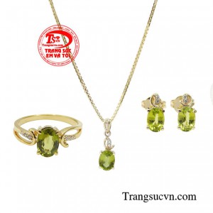 Bộ trang sức được chế tác từ vàng 14k kết hợp đá peridot chất lượng cao. 