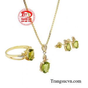 Bộ trang sức mệnh Hỏa gồm 4 bốn trang sức bao gồm nhẫn, hoa tai, mặt dây và dây chuyền vàng tạo nên bộ sưu tập hoàn mỹ dành tặng phái đẹp.