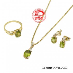 Peridot mang trong mình sắc xanh lá tuyệt đẹp nên màu bản mệnh của loại đá này là mệnh mộc và mệnh hỏa. 
