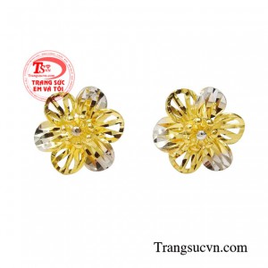 Bông tai vàng tinh tế sẽ là sự lựa chọn tuyệt mỹ dành cho những cô nàng yêu thích nét nữ tính, duyên dáng.