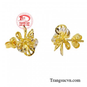 Đôi hoa tai vàng dễ thương sẽ là món quà tặng bất ngờ dành cho người con gái thân thương.