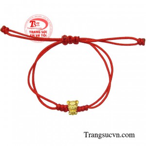 Người ta tin rằng, khi đeo charm vàng ta theo tuổi của các bé sẽ giúp giải trừ tà khí mang đến điềm lành là sự lựa chọn mà các bậc phụ huynh ưa chuộng dành cho con yêu.