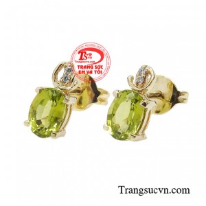 Sản phẩm được chế tác trên nền chất liệu vàng 14k kết hợp đá peridot thiên nhiên chất lượng cao tạo nên một tuyệt tác trong ngành trang sức.
