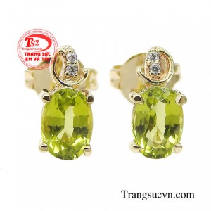 Hoa tai peridot tinh tế được thiết kế bắt mắt tạo sức hút người sử dụng.