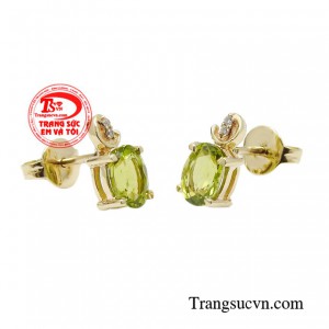 Hơn thế đôi khuyên tai được đánh giá cao bởi độ tinh tế của viên đá trên sản phẩm.