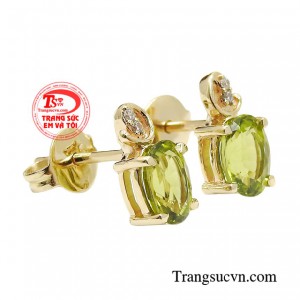 Cặp đá peridot có màu lục phớt vàng với độ tinh khiết gần như tuyệt hảo giúp ánh sáng được lan tỏa mạnh hơn.