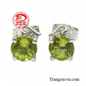 Hoa tai peridot vàng trắng được chế tác trên nền chất liệu vàng 14k cao cấp.