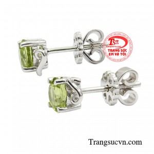Được lấy ý tưởng từ màu xanh thuần khiết của Peridot để tạo ra bộ hoa tai hoàn mỹ.