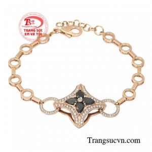 Lắc nữ vàng hồng thời thượng giúp bạn thể hiện sự tự tin nhưng cũng không kém phần sành điệu và sang trọng.