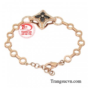 Chiếc lắc tay phù hợp với những cô gái yêu thích nét cá tính và trưởng thành.