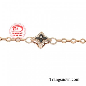 Lắc tay nữ vàng tây nhận đặt chế tác theo yêu cầu của khách hàng.