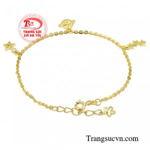Chiếc lắc tay sẽ là sản phẩm yêu thích dành cho những cô nàng theo phong cách trẻ trung, dễ thương.