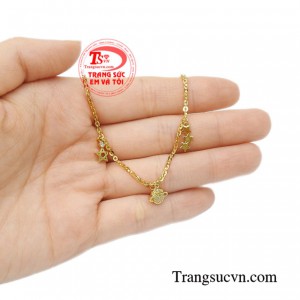 Lắc tay vàng ấn tượng yêu kiều.
