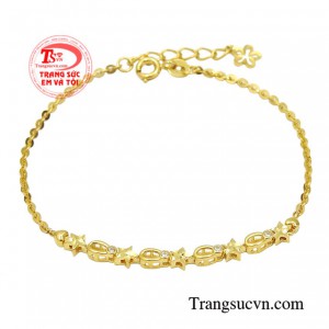 Lắc tay vàng cát tường mang đến hình ảnh một cô nàng hiện đại, trẻ trung.