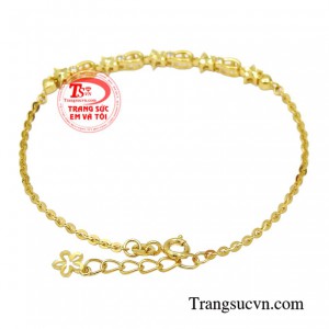 Với những cô nàng yêu thích phong cách nhẹ nhàng, nữ tính thì chiếc lắc tay này sẽ là sự lựa chọn hoàn hảo để diện trong những buổi hẹn quan trọng.